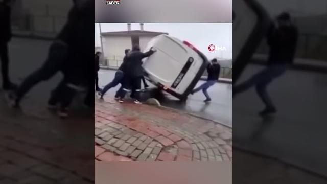 Kaza yapan aracın altında kalmaktan son anda kurtuldu #shorts Kaza yapan aracın altında kalmaktan son anda kurtuldu #shorts