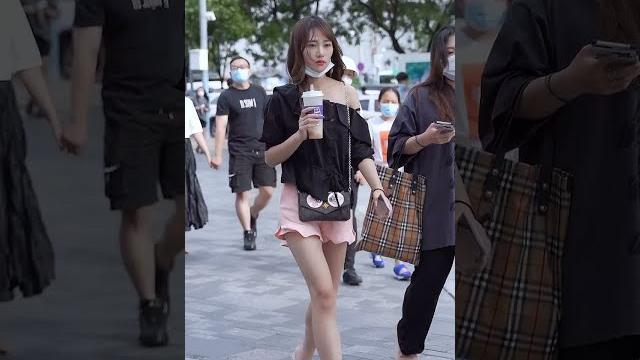 露肩滄桑感的妹子-走食街拍 露肩滄桑感的妹子-走食街拍