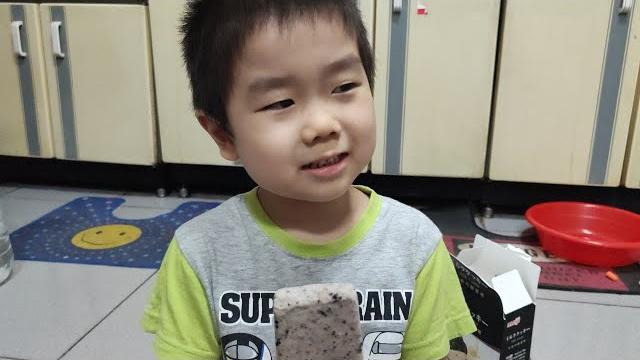 弟弟從冰箱拿出巧脆酥冰淇淋吃 弟弟從冰箱拿出巧脆酥冰淇淋吃