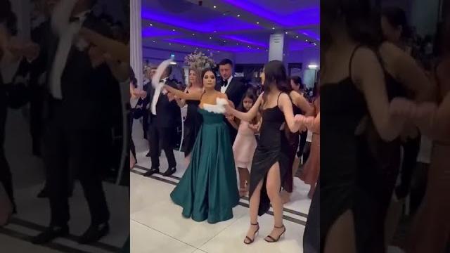 Halayın hakkını verenler… salla mendili Halayın hakkını verenler… salla mendili