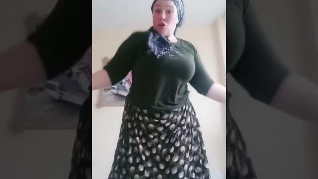 Türbanlı kadın sallıyor oynuyor Türbanlı kadın sallıyor oynuyor