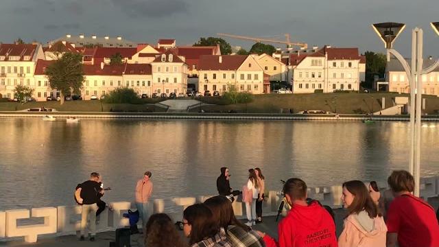 Minsk belarus, уличные музыканты около дворца спорта на набережной свислочи, проспект победителей Minsk belarus, уличные музыканты около дворца спорта на набережной свислочи, проспект победителей