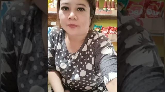 Bunda live sambil jaga warung Bunda live sambil jaga warung