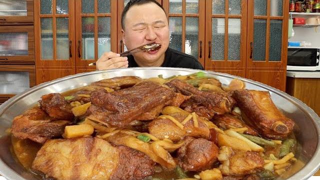 冰箱里有点排骨,阿强做一锅东北铁锅炖,各种食材,吃着超给力【cram阿强】 冰箱里有点排骨,阿强做一锅东北铁锅炖,各种食材,吃着超给力【cram阿强】