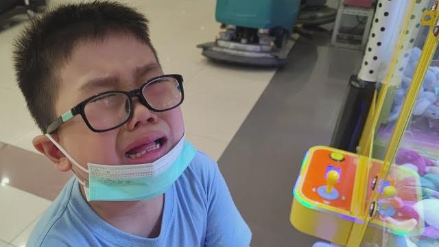 弟弟大哭想玩摸摸夾娃娃機 弟弟大哭想玩摸摸夾娃娃機