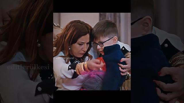 Altınlarla çocuğu kandırmaya çalışıyor #aşkmantıkintikam Altınlarla çocuğu kandırmaya çalışıyor #aşkmantıkintikam