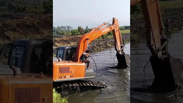 Beko hitachi turun ke air#shorts #beko #truck #excavator Beko hitachi turun ke air#shorts #beko #truck #excavator