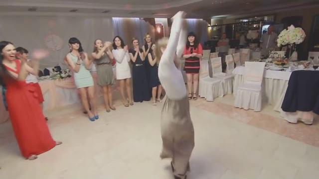 Mezuniyet gecesinde kendinden geçen kız komedi Mezuniyet gecesinde kendinden geçen kız komedi