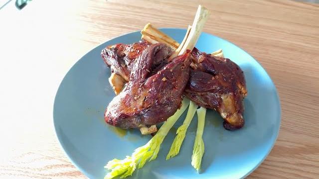 烤羊腿 简单不费电 外酥里嫩小秘诀 【田园时光美食】 烤羊腿 简单不费电 外酥里嫩小秘诀 【田园时光美食】
