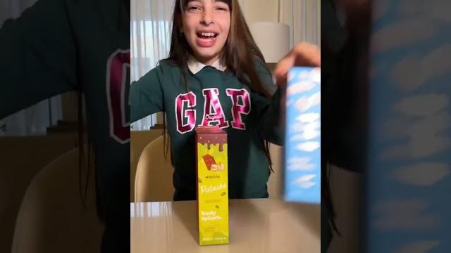 Só pode escolher um ! laurinha e helena Só pode escolher um ! laurinha e helena