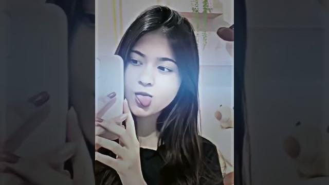 Cewek cantik pamer lidah Cewek cantik pamer lidah