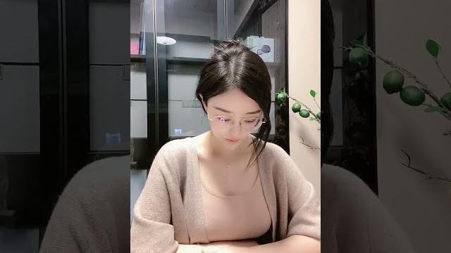 成熟的美女魅力无穷,我却最喜欢你低头时的温柔 成熟的美女魅力无穷,我却最喜欢你低头时的温柔