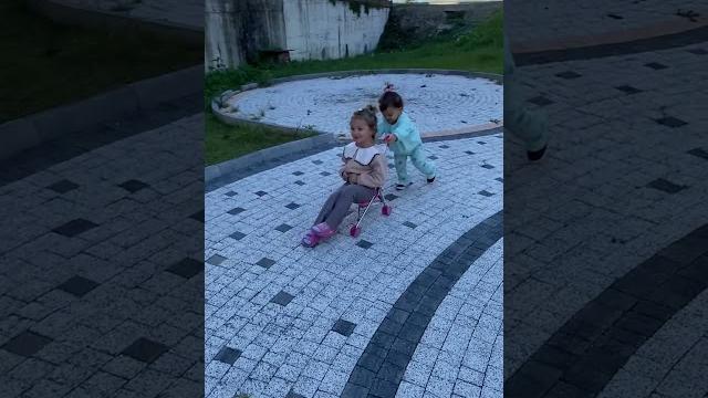Buglem arabasıyla ablasını gezdiriyor Buglem arabasıyla ablasını gezdiriyor