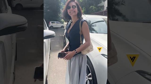 Esha gupta spotted in bandra Esha gupta spotted in bandra