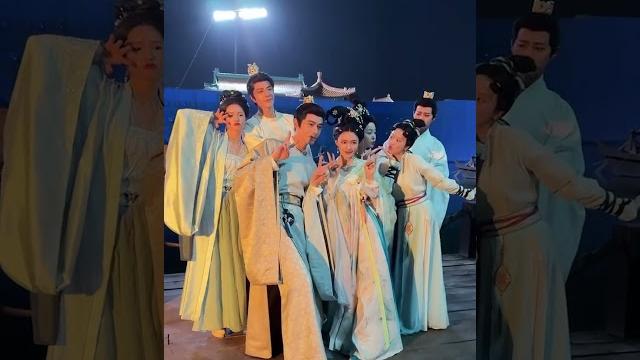 方逸伦 #怎敌她千娇百媚 合照 为了不挡后边的人 哥也是拼了 方逸伦 #怎敌她千娇百媚 合照 为了不挡后边的人 哥也是拼了