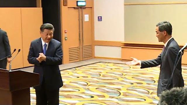 習近平訪港時當著高官面拒絕握手「羞辱」梁振英? 習近平訪港時當著高官面拒絕握手「羞辱」梁振英?