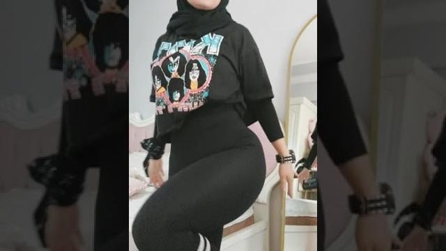 Türbanli siyah dar tayt giyerek ateşli dans ediyor Türbanli siyah dar tayt giyerek ateşli dans ediyor
