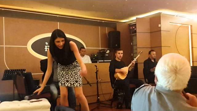 Melek kaya sahne performansı (halaylar) Melek kaya sahne performansı (halaylar)