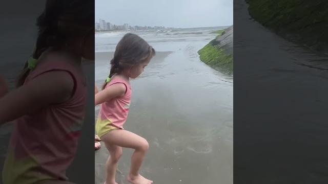 Meninas na praia com chuva Meninas na praia com chuva