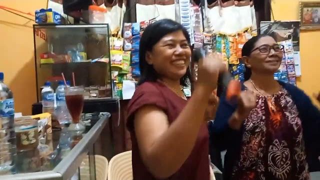 Mba ipeh vs tante oni. Mba ipeh vs tante oni.
