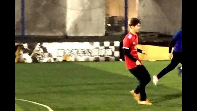 女友关晓彤飞去上海拍戏,鹿晗约朋友踢球消磨时间 女友关晓彤飞去上海拍戏,鹿晗约朋友踢球消磨时间