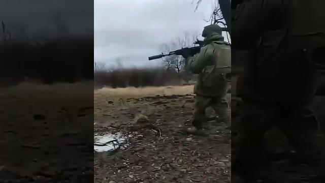 Русские спасли на сво семью с маленьким ребенком Русские спасли на сво семью с маленьким ребенком