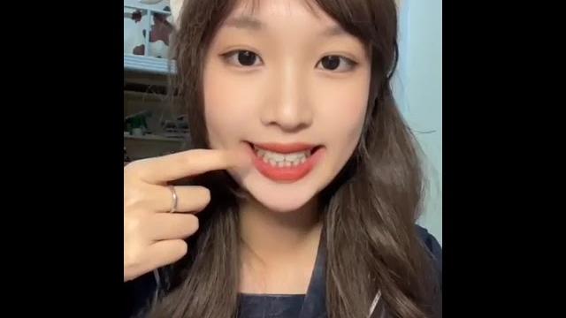 美女大学生小姐姐展示自己牙齿口腔情况口腔检查学习资源,了解更多精彩 美女大学生小姐姐展示自己牙齿口腔情况口腔检查学习资源,了解更多精彩