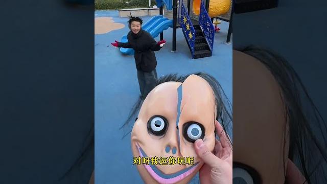 穿袜子挠脚心 逗你一笑烦恼忘掉 看一遍笑一遍 笑到肚子疼 挠痒痒 看完不笑算我输 穿袜子挠脚心 逗你一笑烦恼忘掉 看一遍笑一遍 笑到肚子疼 挠痒痒 看完不笑算我输