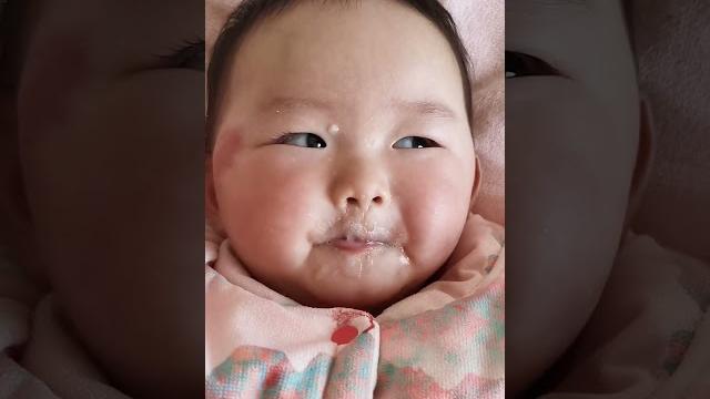 今日份口水娃上线啦#萌娃 #口水娃专场 #治愈系笑容 今日份口水娃上线啦#萌娃 #口水娃专场 #治愈系笑容
