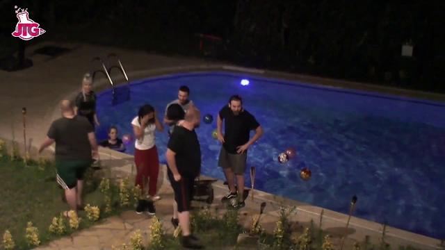 Evonmoss - hog evinde havuza atılıyor Evonmoss - hog evinde havuza atılıyor
