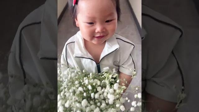 The starry girl came with a smile. the first bouquet of spring is given to everyone. it's anothe The starry girl came with a smile. the first bouquet of spring is given to everyone. it's anothe