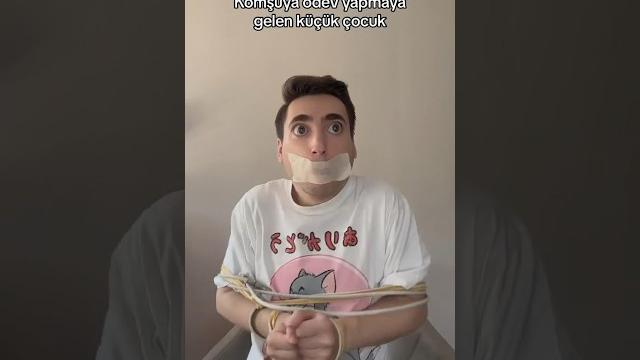 Ödev yapmaya gelen küçük çocuk Ödev yapmaya gelen küçük çocuk