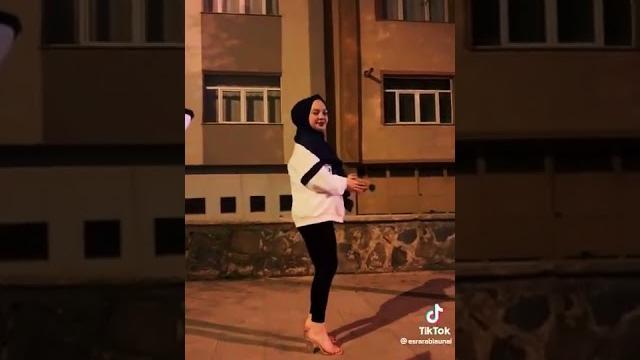 Türbanlı kızdan güzel dans topuklu ayakları harika Türbanlı kızdan güzel dans topuklu ayakları harika