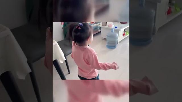 宝宝在奶奶家闯祸,为了不让告诉奶奶,结果趴在地上撒泼打滚 宝宝在奶奶家闯祸,为了不让告诉奶奶,结果趴在地上撒泼打滚