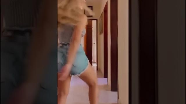 Novinha dançando de shortinho Novinha dançando de shortinho