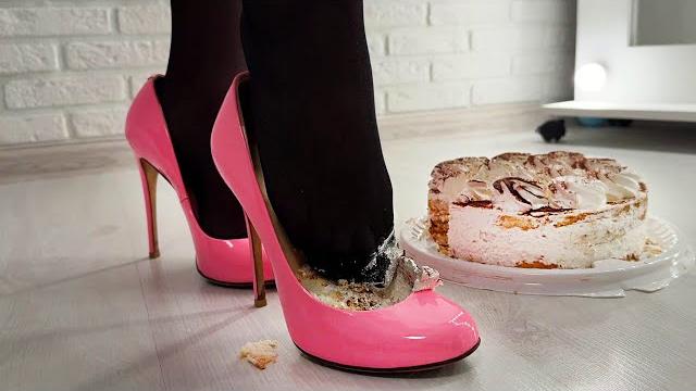 Cake crush, messy feet, messy crush, high heels crush cake, inshoe crush, messy high heels (# 1521) Cake crush, messy feet, messy crush, high heels crush cake, inshoe crush, messy high heels (# 1521)