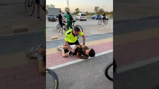 Bugün maalesef bursa takipçi buluşması polislerin beni tutuklamasından dolayı sona erdi yarıda kaldı Bugün maalesef bursa takipçi buluşması polislerin beni tutuklamasından dolayı sona erdi yarıda kaldı