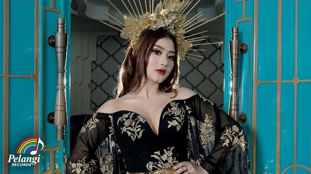 Ghea youbi - mau enaknya aja (official music video) Ghea youbi - mau enaknya aja (official music video)