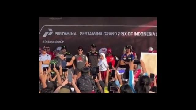 Viral azizah murid sd yang jago dance tampil di motogp mandalika ditonton marc marquez #mandalika Viral azizah murid sd yang jago dance tampil di motogp mandalika ditonton marc marquez #mandalika