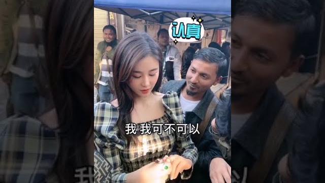 阿妹為了在市場收到便宜翡翠,調侃貨主可以做他老婆,這也太拼了吧! 阿妹為了在市場收到便宜翡翠,調侃貨主可以做他老婆,這也太拼了吧!