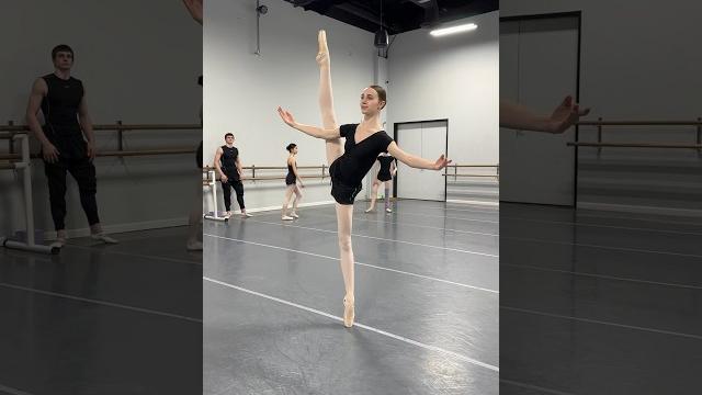 Woah!! that balance @tessa_rivadulla #ballet #balletclass Woah!! that balance @tessa_rivadulla #ballet #balletclass