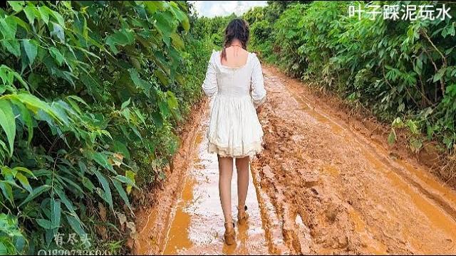 72期穿上鞋子踩泥,脱鞋白袜踩泥。再赤足踩泥,最后穿上鞋子 72期穿上鞋子踩泥,脱鞋白袜踩泥。再赤足踩泥,最后穿上鞋子