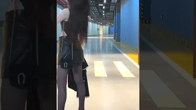 The young lady is very beautiful, sexy outfit, long legs, who can stand it #beauty #sexy #shorts 4 The young lady is very beautiful, sexy outfit, long legs, who can stand it #beauty #sexy #shorts 4
