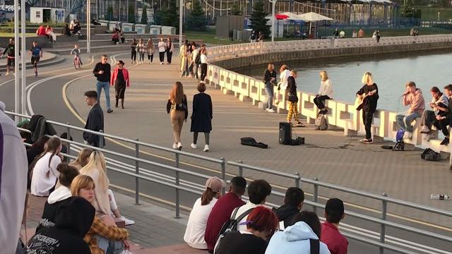 Minsk belarus, уличные музыканты на набережной свислочи около дворца спорта на проспекте победителей Minsk belarus, уличные музыканты на набережной свислочи около дворца спорта на проспекте победителей