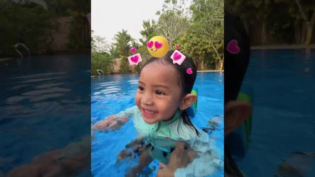 Bunda ajarin lexie jalan di atas air kolam renang, kira-kira bisa nggak ya? #dienafitri #shorts Bunda ajarin lexie jalan di atas air kolam renang, kira-kira bisa nggak ya? #dienafitri #shorts