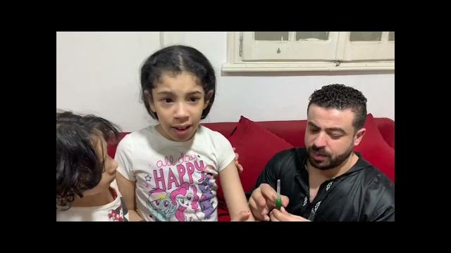 لما بنتك تكون مريضه وابوها يصمم يعطيها ابره لما بنتك تكون مريضه وابوها يصمم يعطيها ابره