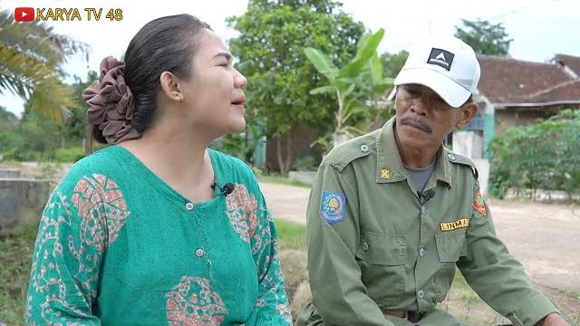 Seorang istri warga miskin rela selingkuh dengan kepala desa didepan suaminya || demi bantuan Seorang istri warga miskin rela selingkuh dengan kepala desa didepan suaminya || demi bantuan