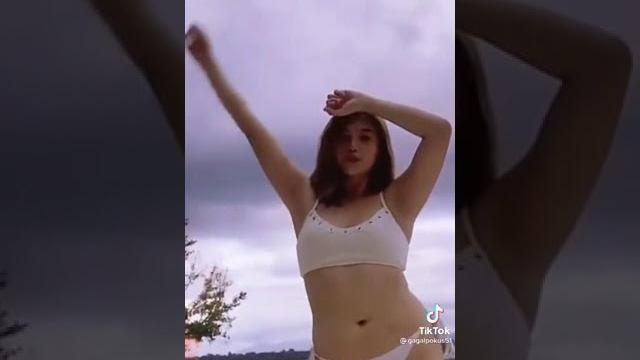Wanita goyang setengah bugil Wanita goyang setengah bugil