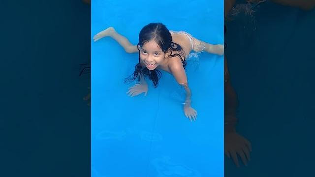 Minha amiga na piscina Minha amiga na piscina