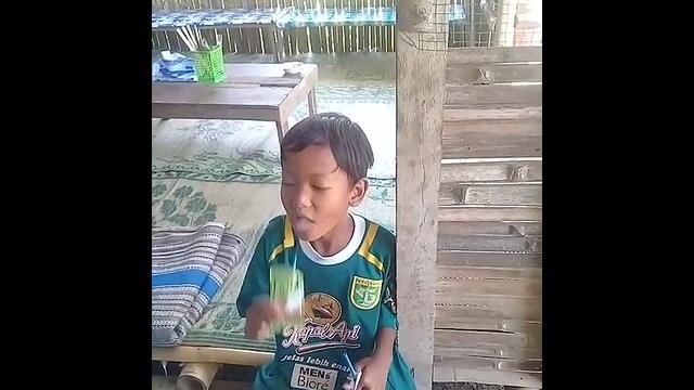 Lagi viral anak balita sudah bisa merokok Lagi viral anak balita sudah bisa merokok